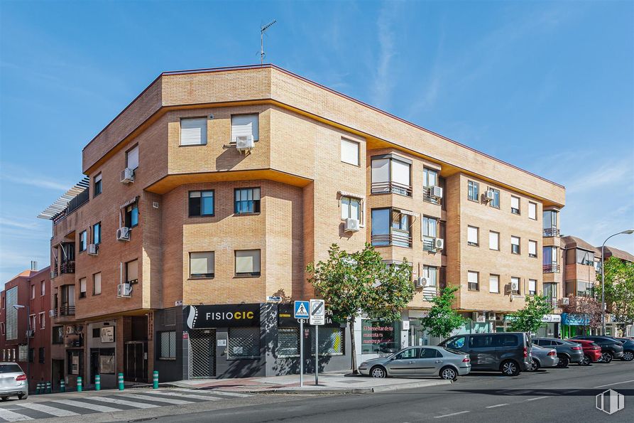 Retail for sale & for rent at Avenida Doctor Marañón, 6, Majadahonda, Madrid, 28220 with car, building, sky, land vehicle, window, wheel, cloud, vehicle, tree and tire around