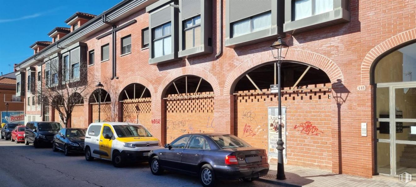 Retail for sale at Calle San Roque, 13, Ajalvir, Madrid, 28864 with car, window, brick, brickwork, mid-size car, parking, full-size car, automotive tail & brake light, city car and personal luxury car around