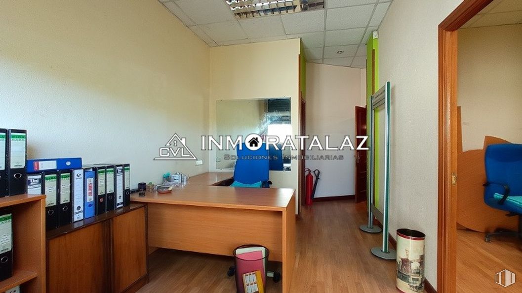 Local en venta en Avenida de Moratalaz, Moratalaz, Madrid, 28030 con silla, mesa, ebanistería, propiedad, accesorio, puerta, diseño de interiores, escritorio, edificio y piso alrededor