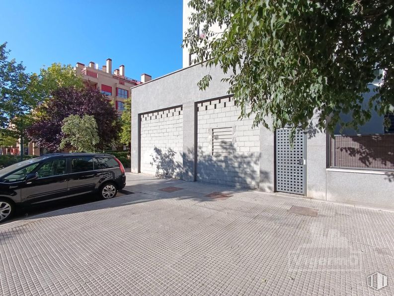 Retail for sale & for rent at Zona Soto de Henares, Torrejón de Ardoz, Madrid, 28850 with car, wheel, door, tire, property, building, vehicle, plant, infrastructure and road surface around