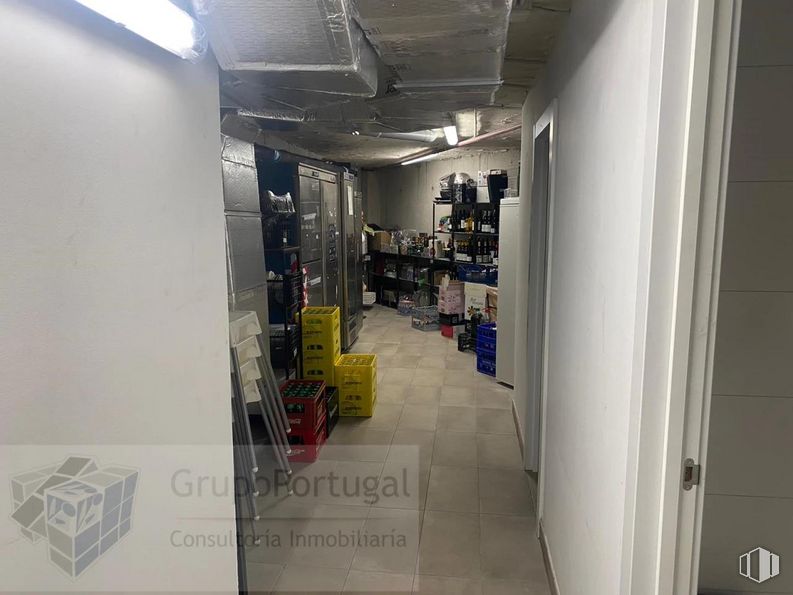 Retail for rent at Zona Viñas Viejas, Boadilla del Monte, Madrid, 28660 with packaged goods, luggage & bags, floor, flooring, fixture, building, ceiling, machine, event and glass around