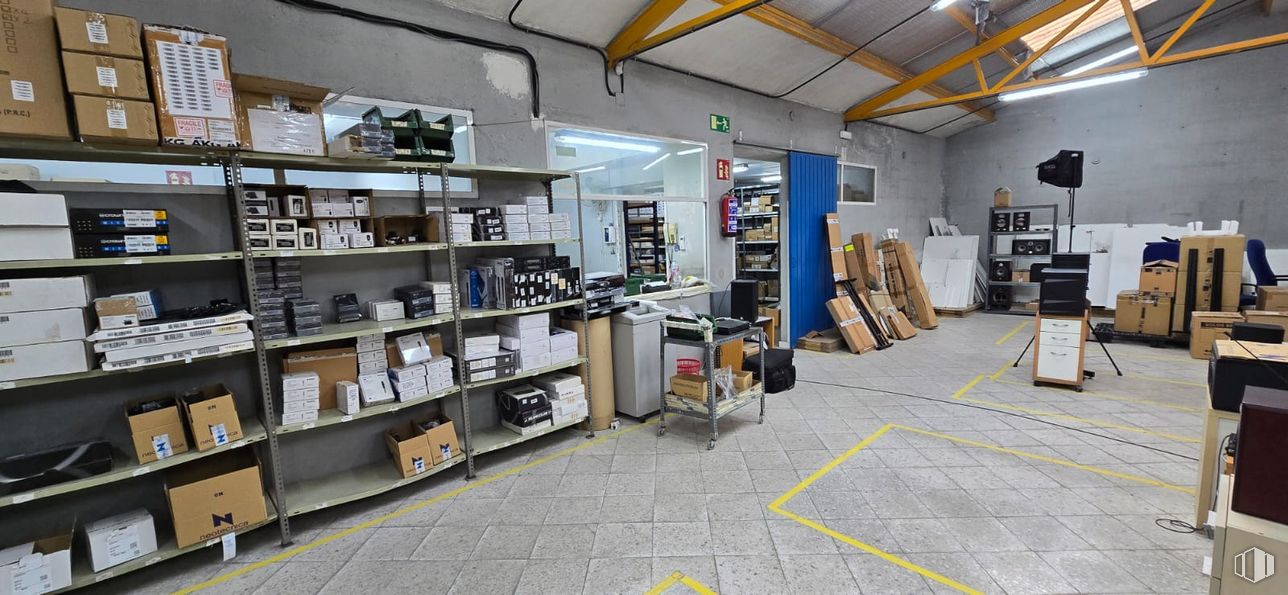 Industrial for sale & for rent at Calle Zaida, 89, Carabanchel, Madrid, 28019 with shelving, shelf, technology, retail, ceiling, box, shipping box, cardboard packaging, office equipment and warehouse around