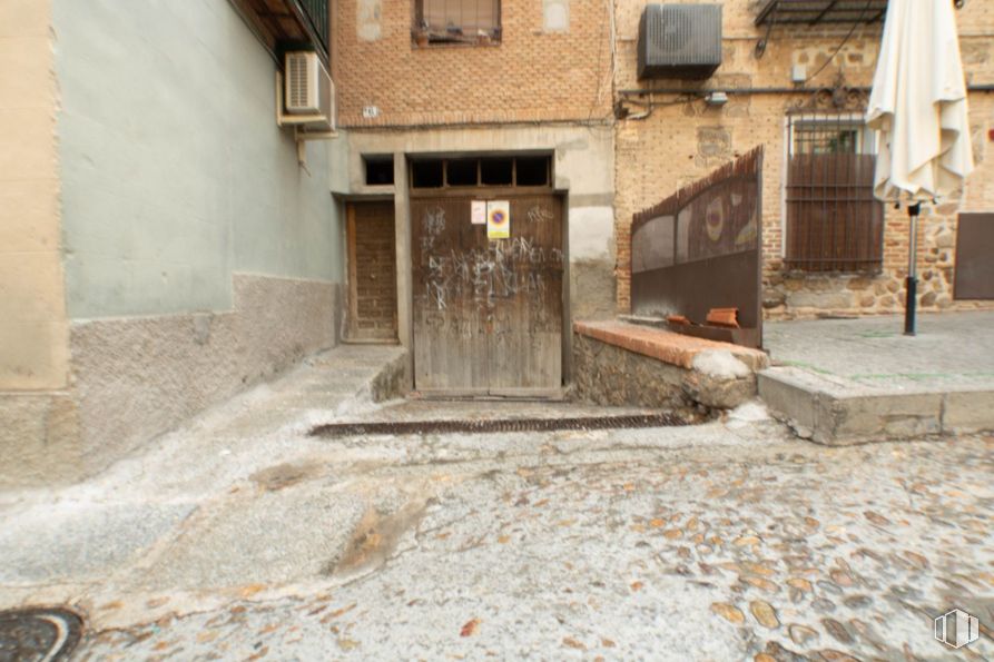 Retail for sale at Plaza Valdecaleros, Toledo, 45002 with window, door, wood, road surface, building, alley, road, flooring, landscape and facade around