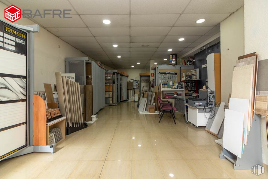 Retail for sale at Calle Peña Veiga, Villa de Vallecas, Madrid, 28031 with flooring, floor, wood, interior design, ceiling, wood flooring, plywood, hardwood, wood stain and tile around