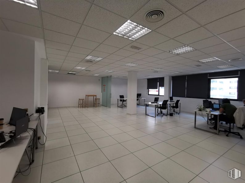 Office for rent at Edificio 4, Calle Casas de Miravete, Villa de Vallecas, Madrid, 28031 with person, clothing, ceiling, flooring, interior design, floor, furniture, lighting, technology and chair around