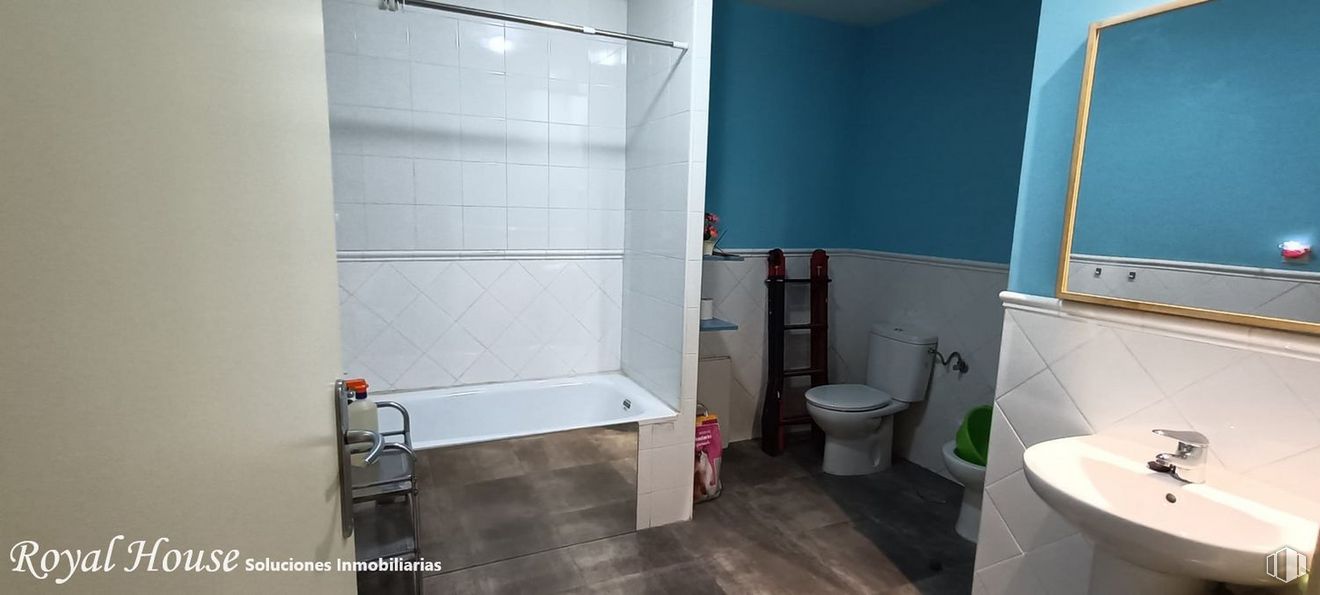 Local en venta en Calle Playa Samil, Collado Villalba, Madrid, 28400 con inodoro, fregadero, edificio, accesorios de fontanería, cuarto de baño, asiento del inodoro, pared, suelo, suelos y accesorio alrededor