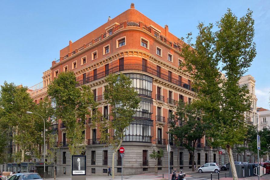 Office for rent at Calle Antonio Maura, Retiro, Madrid, 28014 with building, sky, wheel, property, car, tire, tree, infrastructure, vehicle and window around