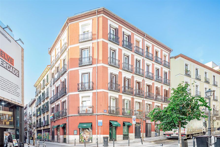 Retail for sale at Calle Augusto Figueroa, 22, Centro, Madrid, 28004 with building, apartment, urban area, neighbourhood, urban design, metropolitan area, condominium, mixed-use, commercial building and high-rise building around