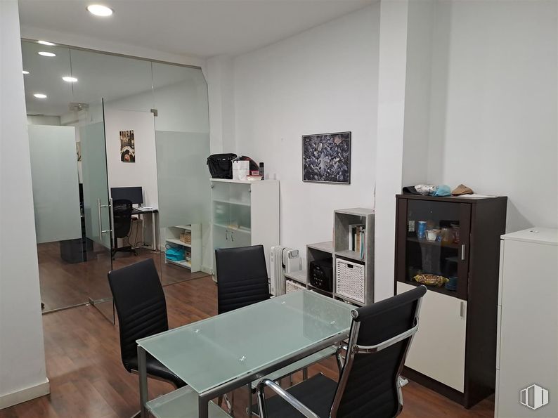 Retail for rent at Calle Segovia, 19, Centro, Madrid, 28005 with chair, table, furniture, flooring, interior design, floor, lighting, room, ceiling and wood flooring around