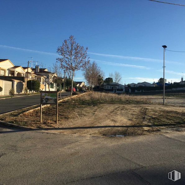 Suelo en venta en Calle Río Perales, Villanueva de Perales, Madrid, 28609 con cielo, nube, superficie de la carretera, terreno, asfalto, árbol, electricidad, edificio, línea eléctrica aérea y luz de la calle alrededor