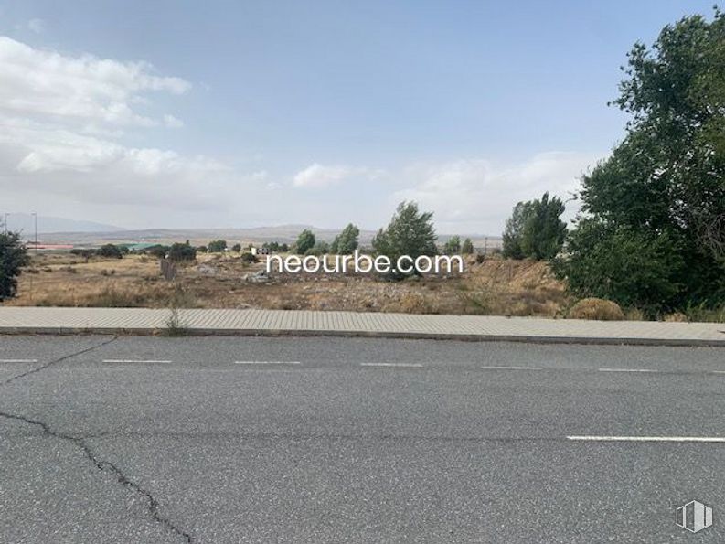 Land for sale at Calle Albacete, Ávila, 05004 with cloud, sky, tree, road surface, asphalt, tar, plant, thoroughfare, road and composite material around