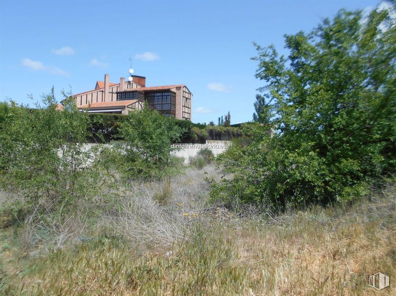 Land for sale at La Encarnación, Ávila, 05005 with building, sky, plant, cloud, window, natural landscape, land lot, shrub, rural area and real estate around