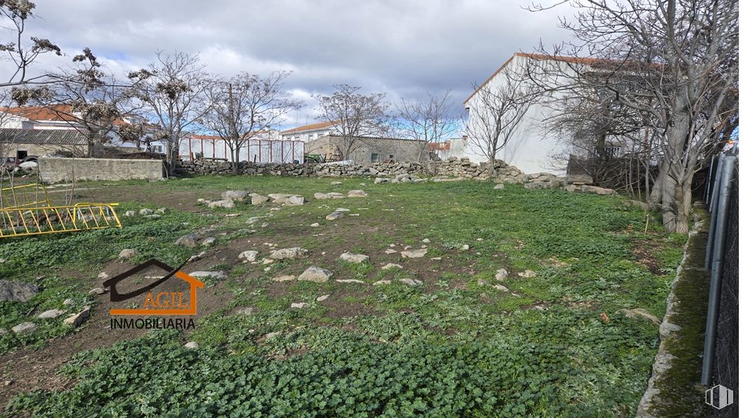 Land for sale at Calle Artistas, Colmenar del Arroyo, Madrid, 28213 with house, grass, plants, land lot, rural area, groundcover, village, garden, backyard and yard around