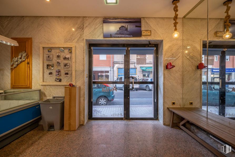 Retail for sale at Calle Cuartel de la Montaña, Ávila, 05001 with door, car, property, tire, wheel, wood, interior design, architecture, flooring and floor around