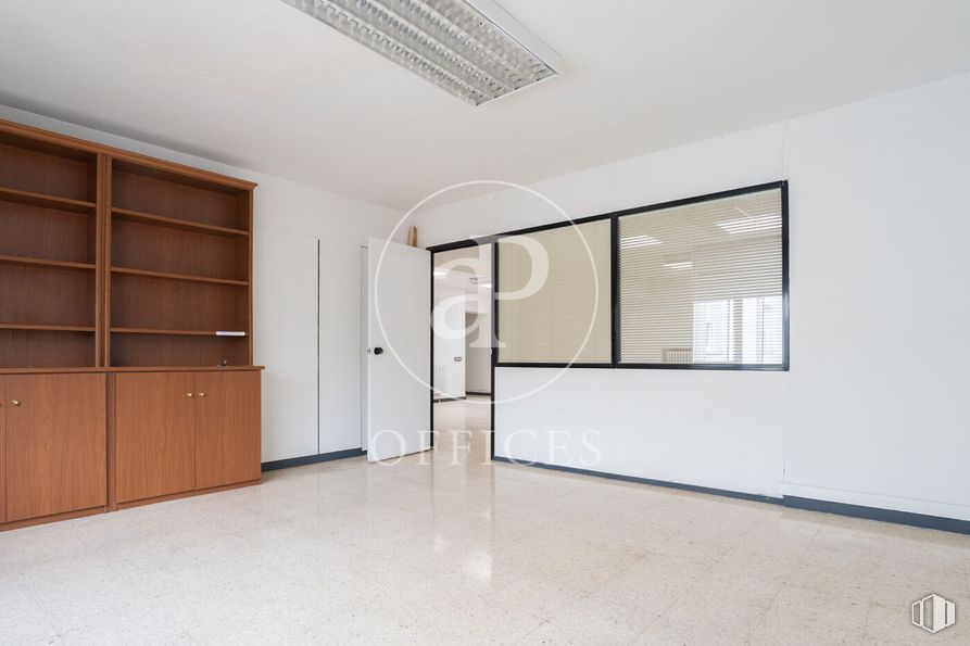 Oficina en venta en Zona Tetuán, Tetuán, Madrid, 28020 con estantería, puerta, ventana, accesorio, madera, hall, interiorismo, suelos, suelo y inmobiliario alrededor