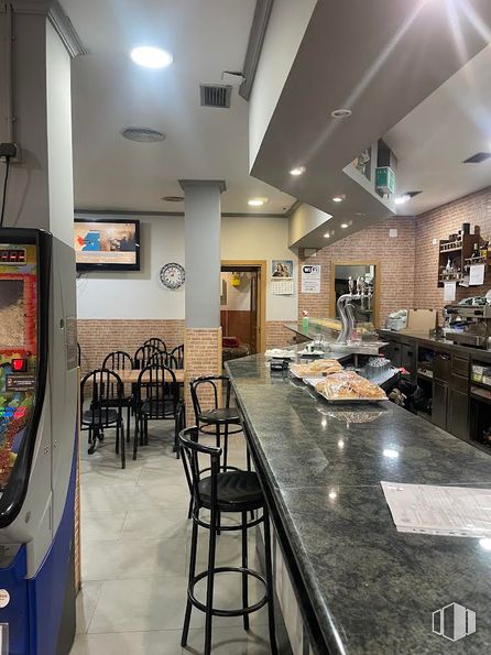 Local en venta en Calle José Antonio de Armona, 10, Arganzuela, Madrid, 28012 con silla, encimera, mesa, mueble, alumbrado, interiorismo, suelos, suelo, madera y videojuego arcade cabinet alrededor