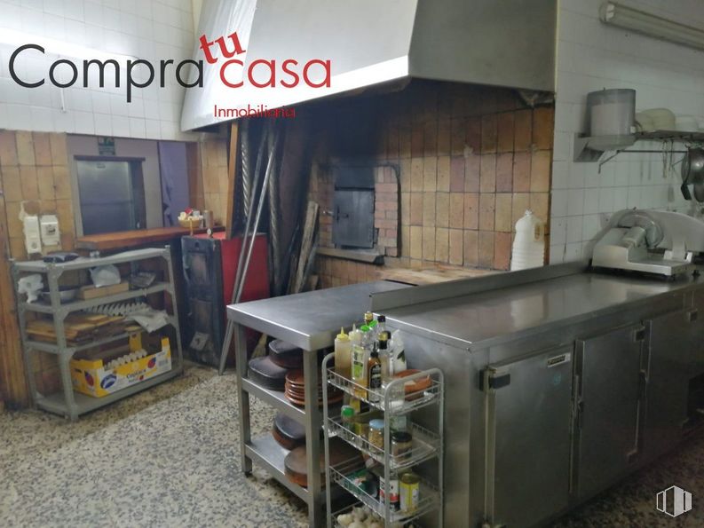 Retail for sale at Calle Conde Sepúlveda, Sepúlveda, Segovia, 40300 with property, table, furniture, cabinetry, interior design, wood, floor, flooring, kitchen appliance and gas around