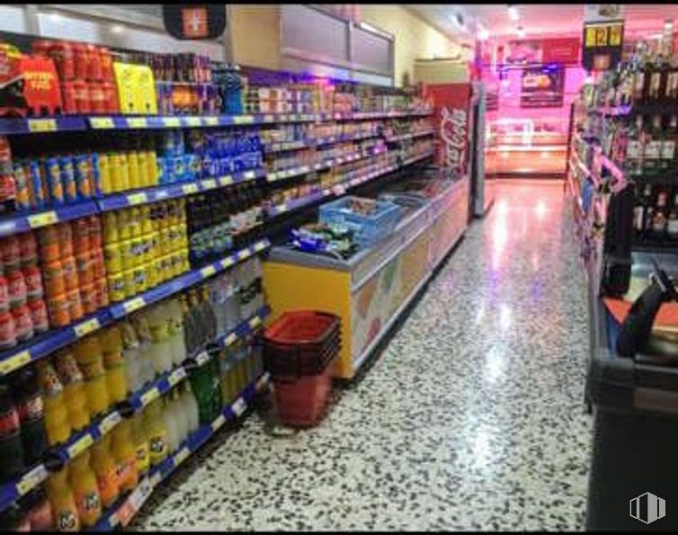 Local en alquiler en Carretera de Algete a El Casar de Talamanca, Valdeolmos-Alalpardo, Madrid, 28130 con estante, tienda, cliente, botella, estantería, venta al por menor, mercado, comercio, alimentos integrales y tienda de comestibles alrededor