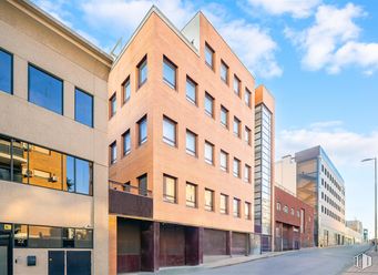 Oficina en alquiler en Calle Lezama, 20, Fuencarral - El Pardo, Madrid, 28034 con ventana, edificio, nube, cielo, propiedad, durante el día, arquitectura, diseño urbano, condominio y bloque de pisos alrededor