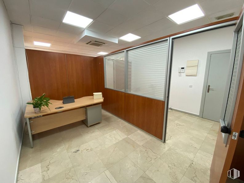 Oficina en alquiler en Zona Parque de los Estados, Fuenlabrada, Madrid, 28944 con mesa, edificio, planta, puerta, planta de interior, diseño de interiores, piso, madera, suelo y pared alrededor