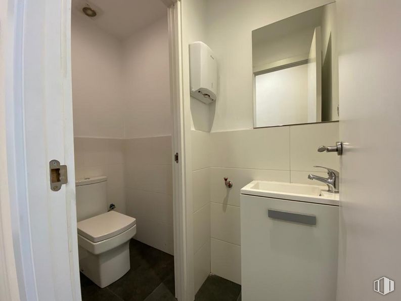 Retail for sale at Calle Padilla, Salamanca, Madrid, 28006 with toilet, sink, bathroom cabinet, mirror, plumbing fixture, property, bathroom sink, building, fixture and bathroom around