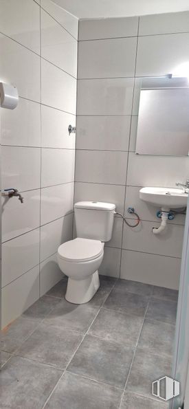 Retail for rent at Avenida Palomeras, Puente de Vallecas, Madrid, 28038 with toilet, sink, mirror, property, white, toilet seat, bathroom, purple, black and fixture around