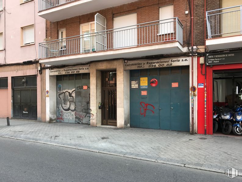 Nave en alquiler y venta en Calle Mateo García, 31, Ciudad Lineal, Madrid, 28017 con puerta, ventana, edificio, accesorio, superficie de carretera, madera, fachada, tintes y matices, asfalto y puerta de casa alrededor