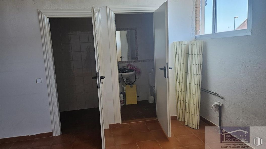 Retail for rent at Zona centro, Colmenar Viejo, Madrid, 28770 with door, fixture, wood, house, flooring, building, hardwood, hall, ceiling and home door around