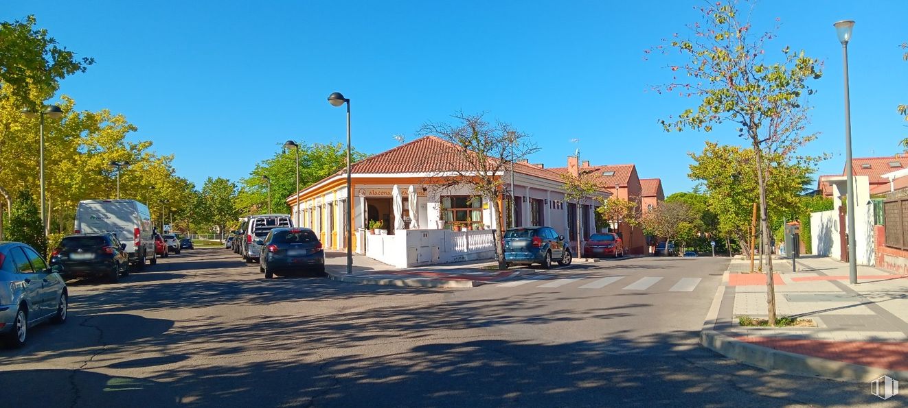 Retail for sale at Calle Amapola, Tres Cantos, Madrid, 28760 with car, sky, plant, wheel, vehicle, building, tire, tree, road surface and asphalt around