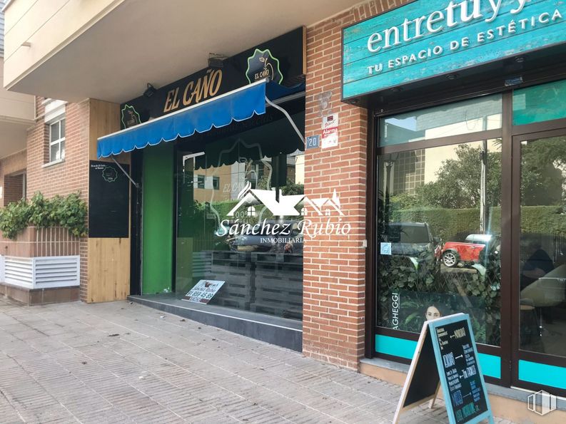 Local en venta en Zona Centro, Torrelodones, Madrid, 28250 con planta, fachada, ventana, venta minorista, accesorio, edificio, maceta, edificio comercial, ciudad y puerta alrededor