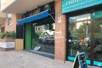 Local en venta en Zona Centro, Torrelodones, Madrid, 28250 con planta, fachada, ventana, venta minorista, accesorio, edificio, maceta, edificio comercial, ciudad y puerta alrededor