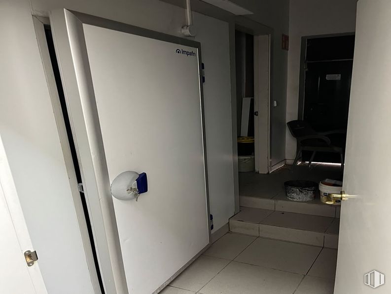 Retail for rent at Zona Manuel de Falla, Alcobendas, Madrid, 28100 with door, flooring, floor, door handle, household hardware, lock and key, cleanliness, aluminium and dead bolt around