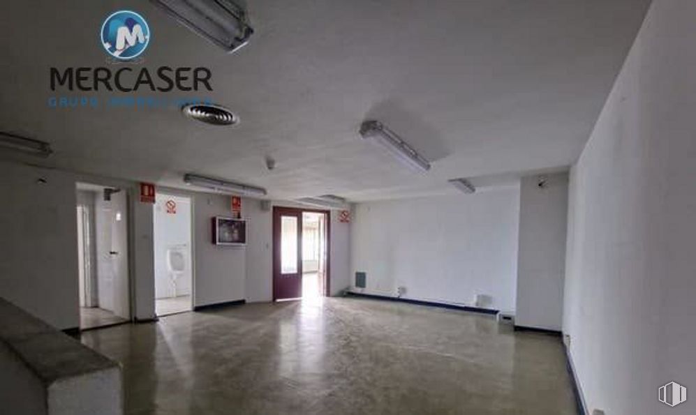 Nave en alquiler y venta en Calle Ramón y Cajal, Daganzo de Arriba, Madrid, 28814 con mueble, accesorio, suelo, suelos, pared, hall, gas, techo, puerta y edificio alrededor