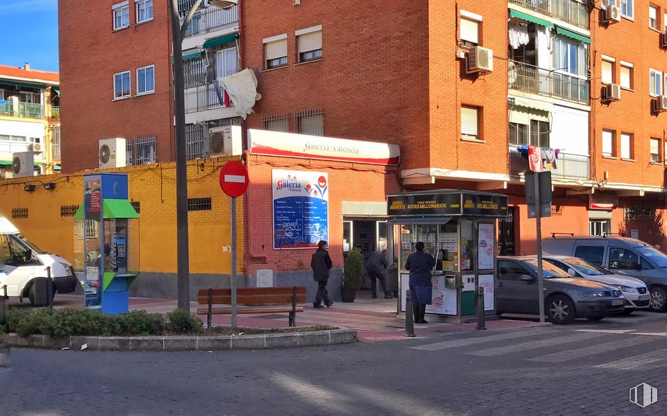 Local en alquiler y venta en Calle Alicante, 3, Getafe, Madrid, 28903 con persona, edificio, coche, vehículo terrestre, ventana, rueda, neumático, vehículo, planta y infraestructura alrededor