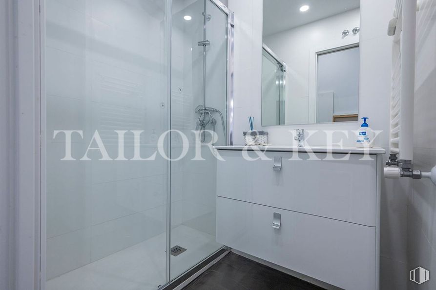 Office for rent at Calle Doctor Esquerdo, Retiro, Madrid, 28007 with cabinetry, fixture, bathroom, plumbing fixture, mirror, floor, composite material, shower, glass and gas around