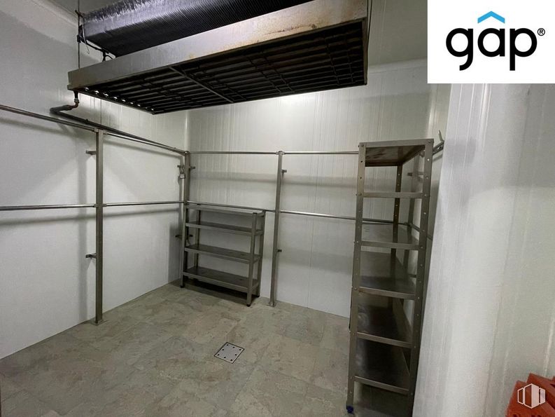 Retail for sale & for rent at Zona Hermanos Becerril, Cuenca, 16004 with bookcase, furniture, property, interior design, flooring, floor, wall, wood, shelving and ceiling around