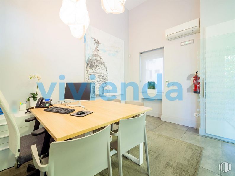 Local en alquiler y venta en Avenida Menéndez Pelayo, Retiro, Madrid, 28007 con silla, lámpara, escritorio, alumbrado, mesa, mueble, edificio, azure, interiorismo y suelo alrededor