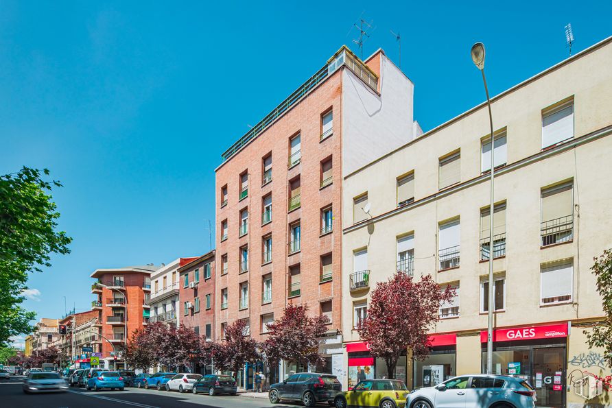 Local en alquiler en Calle López de Hoyos, 105, Chamartín, Madrid, 28002 con coche, edificio, vehículo terrestre, cielo, neumático, rueda, ventana, vehículo, azul y infraestructura alrededor