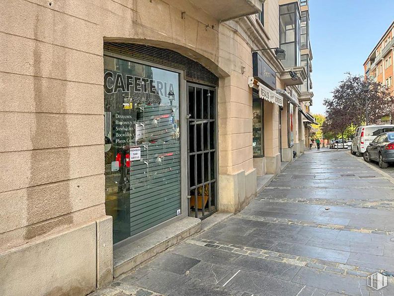 Retail for sale at Calle Duque de Alba, Ávila, 05001 with car, building, infrastructure, road surface, door, facade, window, road, sidewalk and brick around