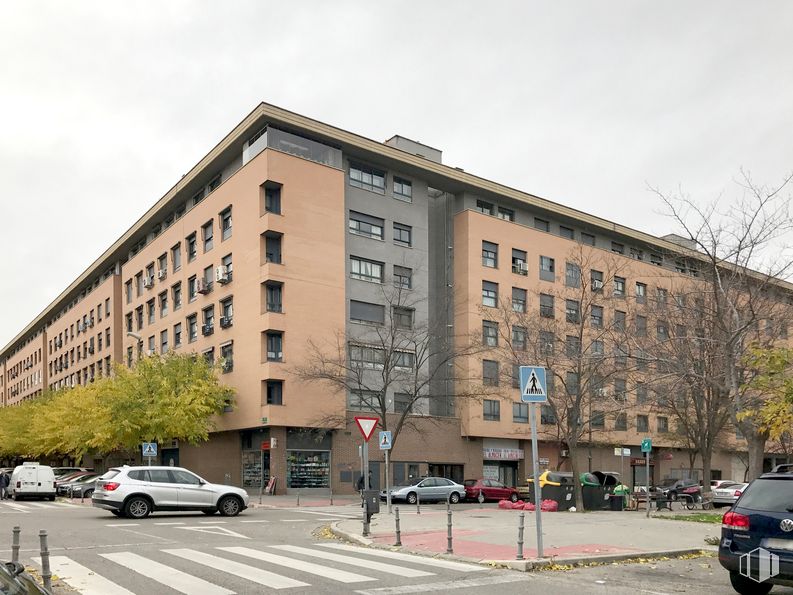 Local en alquiler y venta en Avenida Constitución, 38, Coslada, Madrid, 28820 con coche, edificio, vehículo terrestre, rueda, cielo, nube, vehículo, ventana, neumático y infraestructura alrededor