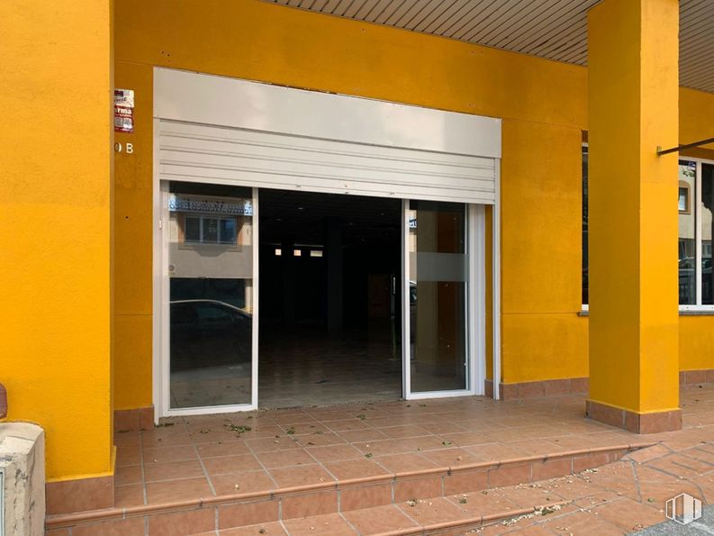 Retail for rent at Zona Las Pozas, San Lorenzo de El Escorial, Madrid, 28200 with property, fixture, wall, floor, flooring, composite material, building, automotive exterior, facade and glass around