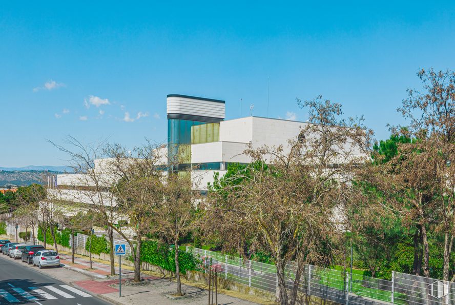 Oficina en alquiler en Elcano, Calle Severo Ochoa, 2, Las Rozas de Madrid, Madrid, 28230 con edificio, cielo, nube, planta, luz de la calle, ventana, árbol, arquitectura, diseño urbano y superficie de la carretera alrededor