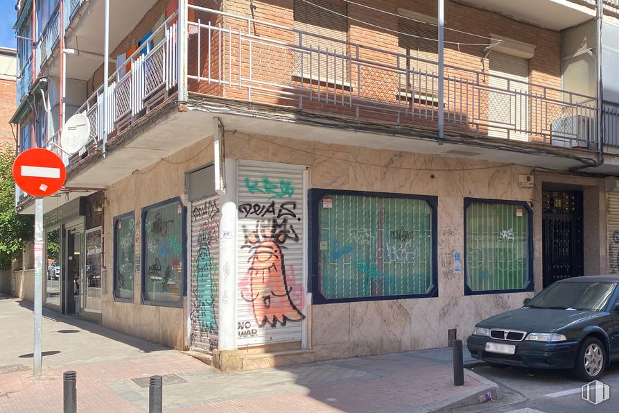 Local en alquiler en Calle Lago Van, 25, Vicálvaro, Madrid, 28032 con coche, señal de stop, ventana, edificio, vehículo, barrio, arte, acera, fachada y carretera alrededor