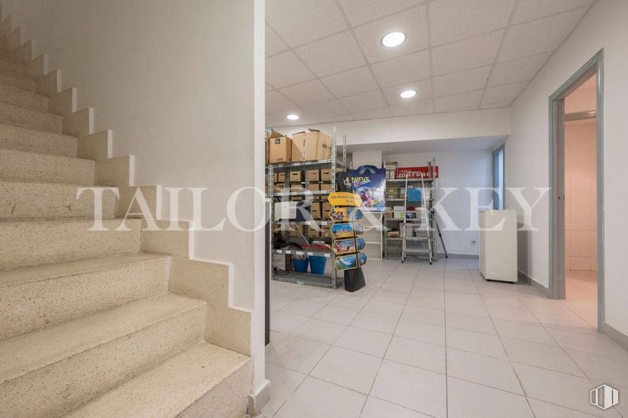 Local en venta en Calle Eras Altas, Villa de Vallecas, Madrid, 28031 con estantería, escaleras, interiorismo, suelo, suelos, silla, estante, madera, estantería y techo alrededor