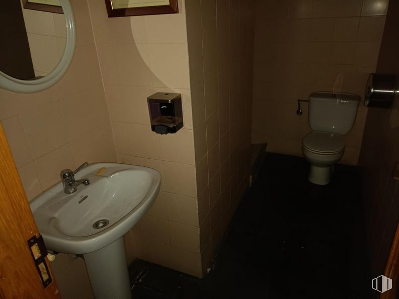 Office for sale & for rent at Ronda Buenavista, 23, Toledo, 45005 with toilet, sink, mirror, picture frame, tap, bathroom sink, property, plumbing fixture, bathroom and purple around