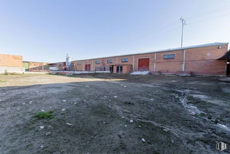 Industrial for sale at Calle Méntrida, s/n, Valmojado, Toledo, 45940 with building, sky, road surface, asphalt, land lot, residential area, road, brick, city and gas around