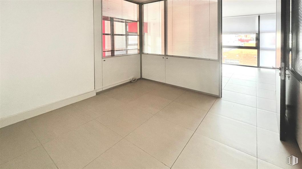 Oficina en alquiler y venta en Edificio Espacios Baluarte, Carretera Fuencarral a Alcobendas, 14, Fuencarral - El Pardo, Madrid, 28049 con ventana, accesorio, suelos, suelo, hall, suelo de baldosas, madera, techo, vidrio y material de construcción alrededor