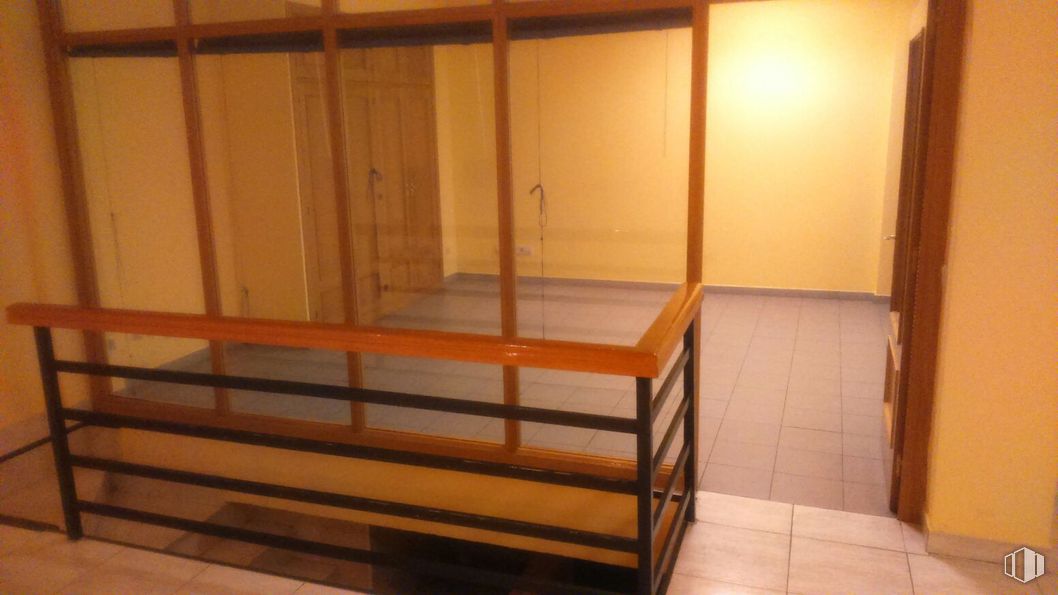 Local en venta en Edificio Oro, Calle Nogal, 3, Torrelodones, Madrid, 28250 con mueble, madera, suelo, suelos, tinte para madera, casa, madera dura, edificio, estantería y litera alrededor