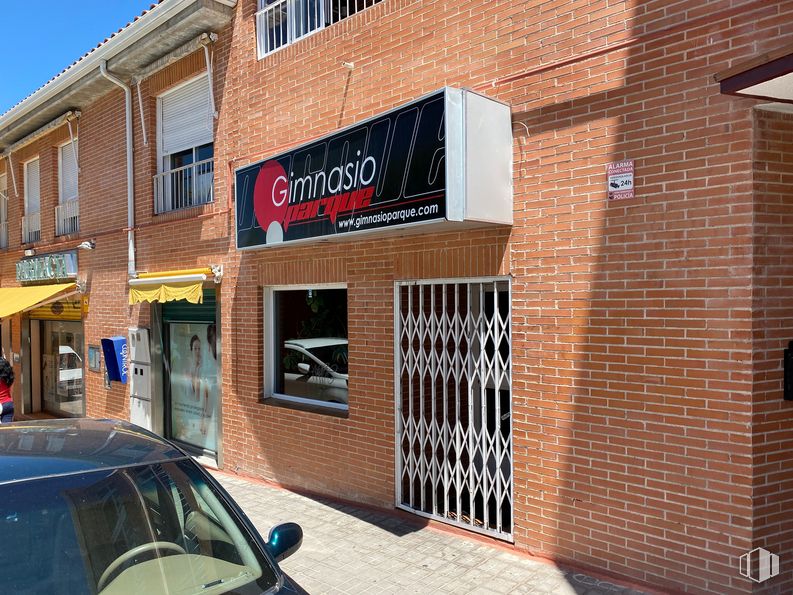 Retail for sale at Cuatro Calles, San Agustín del Guadalix, Madrid, 28750 with window, car, building, automotive parking light, vehicle, automotive exterior, brick, brickwork, automotive lighting and facade around