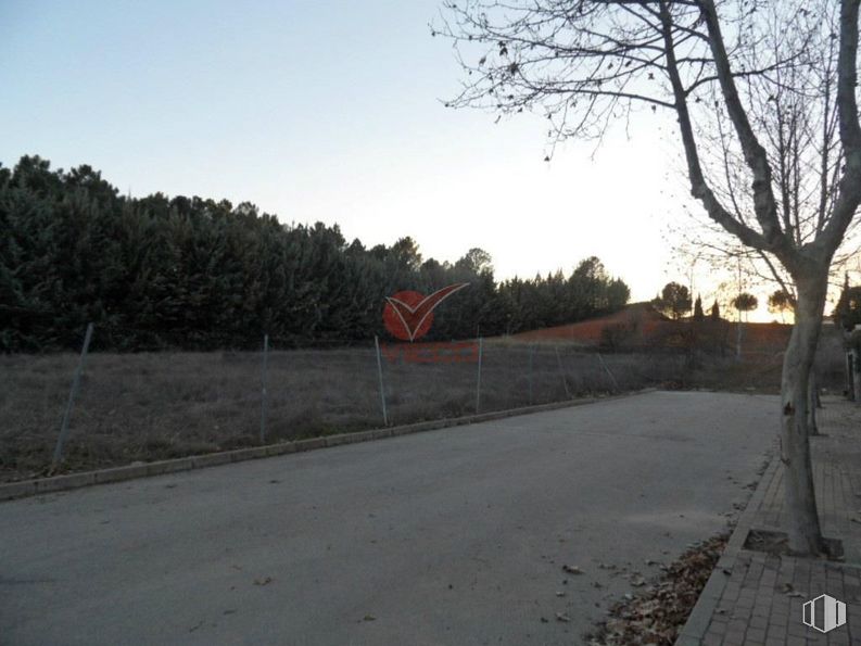 Land for sale at Avenida Acebo, Chillarón de Cuenca, Cuenca, 16190 with sky, road surface, plant, asphalt, tree, grass, natural landscape, road, tar and landscape around